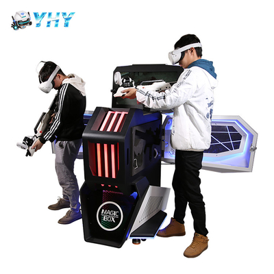 Stehende Innenspieler des VR-Simulator-Spiel-2 kämpfen mit pp. schießen drahtlose Gläser